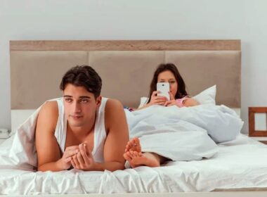 Should Your Girlfriend Have Access to Your Phone?