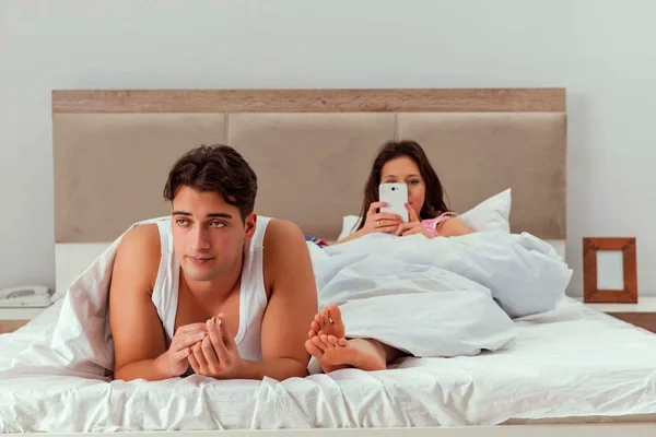 Should Your Girlfriend Have Access to Your Phone?